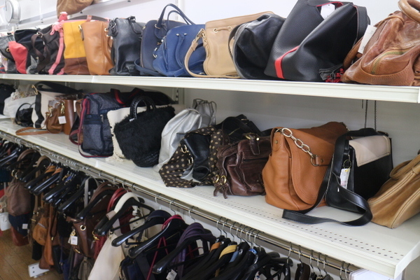 バッグ大量投入！お出かけに最適なバッグが満載♪入間の最安古着  