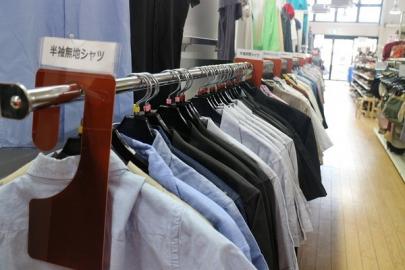 「リサイクルショップの古着屋 」