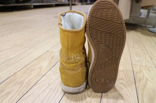 服のスニーカー