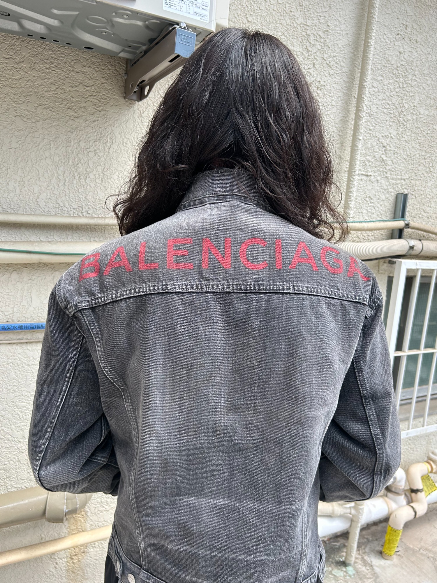 BALENCIAGA/バレンシアガ】よりダメージ加工バックロゴプリントデニム