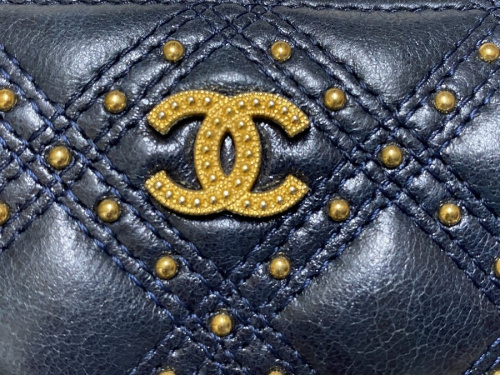 シャネルのロングウォレットスタッズマトラッセ