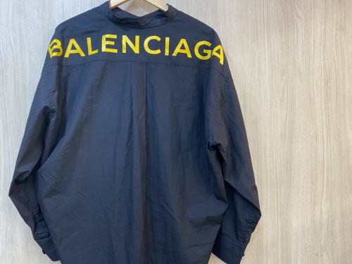 バレンシアガのバックロゴバンドカラーシャツ