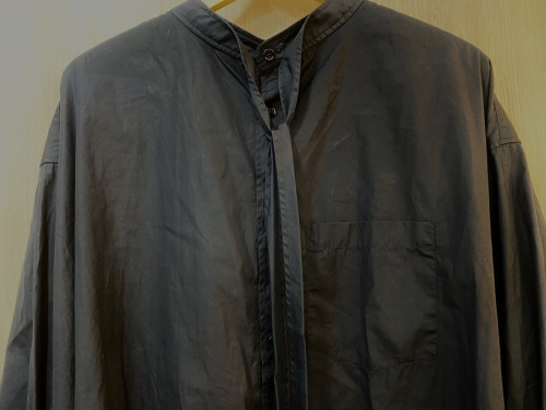 バックロゴバンドカラーシャツのメンズ