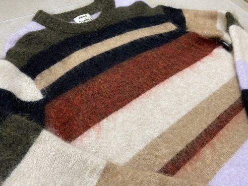 アクネストゥディオズのマルチボーダーニット