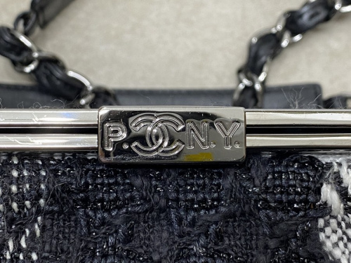 シャネルのツイードチェーンバニティバッグ