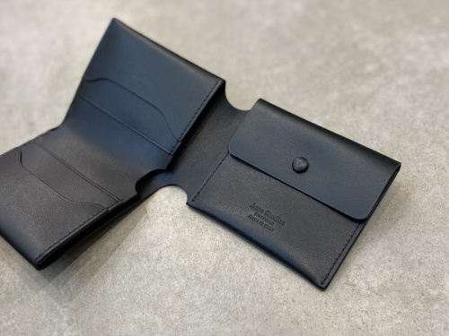 アクネストゥディオズのトリフォールドレザーウォレット