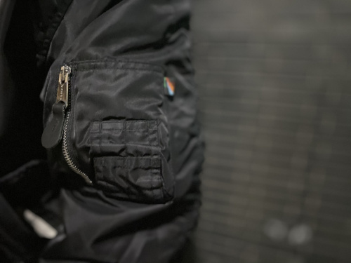 リバーシブルボンバージャケットのメンズ