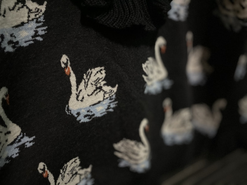 スワン総柄フリルニットのレディース