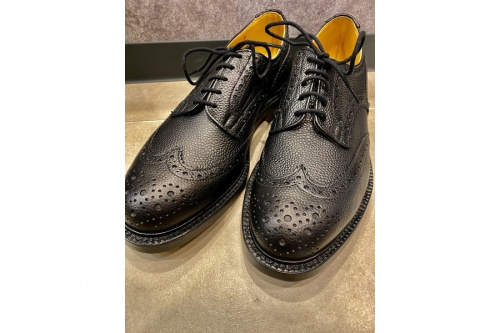 トリッカーズのウィングチップシューズ