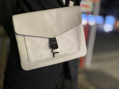 ルイ ヴィトン　のフラップメッセンジャーバック