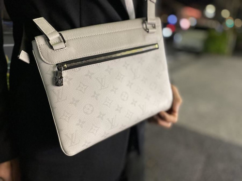 フラップメッセンジャーバックのモノグラム