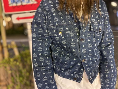 デニムジャケットのモノグラム
