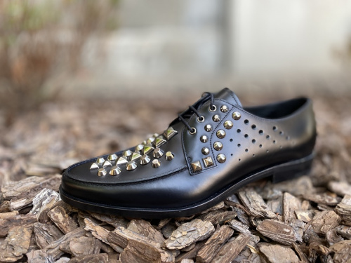 プラダのスタッズレースアップシューズ