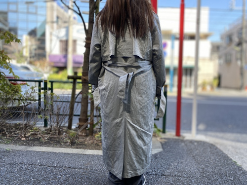 パーバーズのオーバーサテントレンチコート