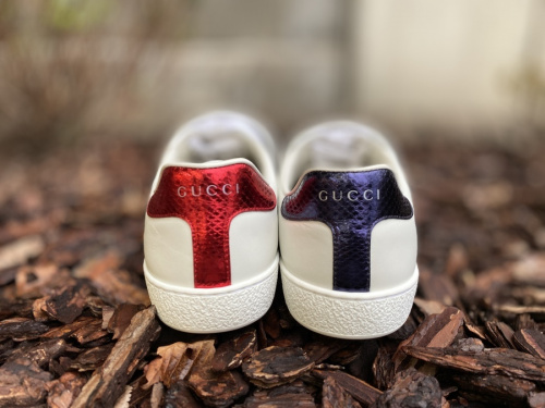 グッチのレザータイガーパッチスニーカー