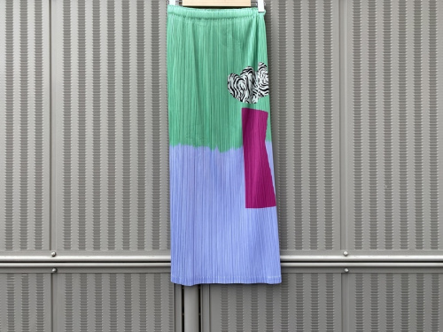 プリーツプリーズのプリーツロングスカート