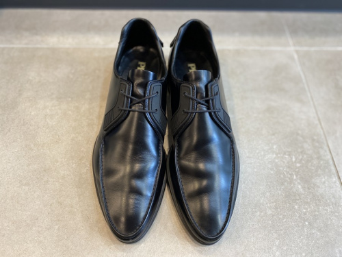 プラダのラバーパッチレザーシューズ