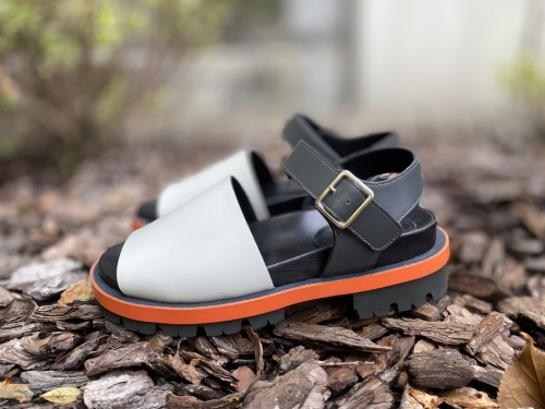 エンフォルドのマルチカラーストラップサンダル