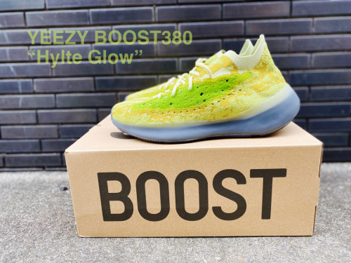 スニーカーのYEEZY BOOST 380