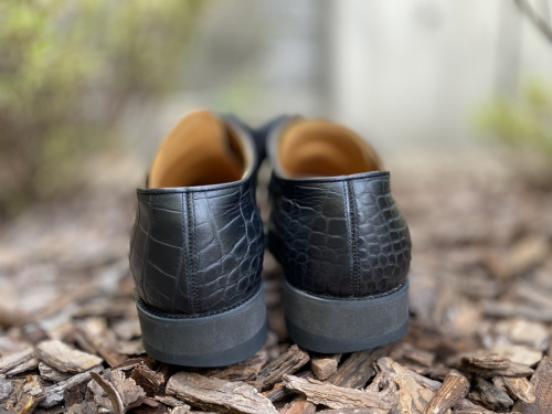 キッズラブゲイト×ザオールドキュリオシティショップのクロコ型押しシャークソールホグトゥーシューズ