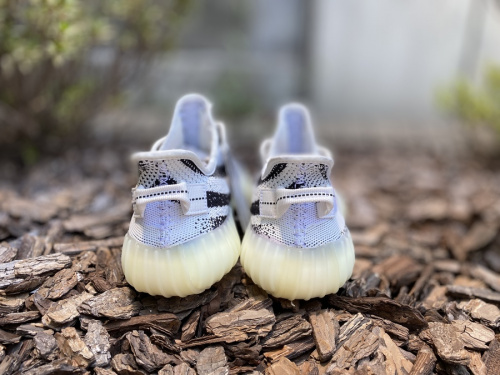 アディダス+カニエウエストのBOOST 350V2