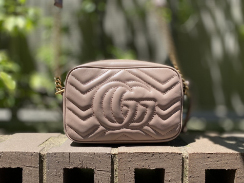 グッチのキルティングスモールショルダーバッグ