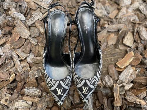 ルイ ヴィトンのシェリーラインパンプス