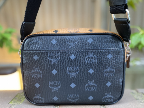 エムシーエムのクロスボディバッグ