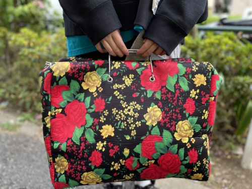 エイチアンドエム×トーガアーカイブスのフローラルウィークエンドバッグ
