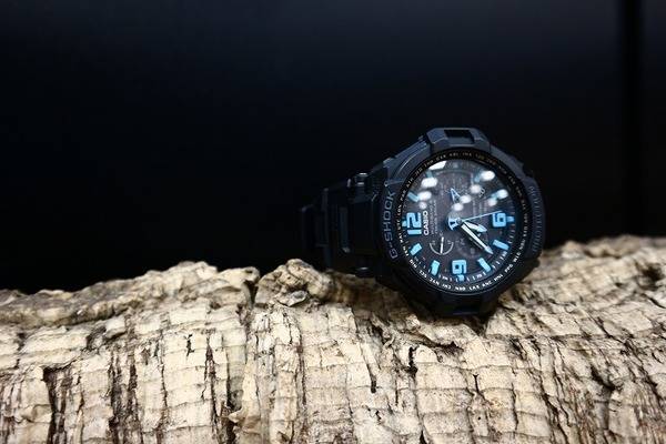 男の腕には黒のG-SHOCKが良く似合う。人気のコラボアイテムもご 男の腕には黒のG-SHOCKが良く似合う。人気のコラボアイテムもご