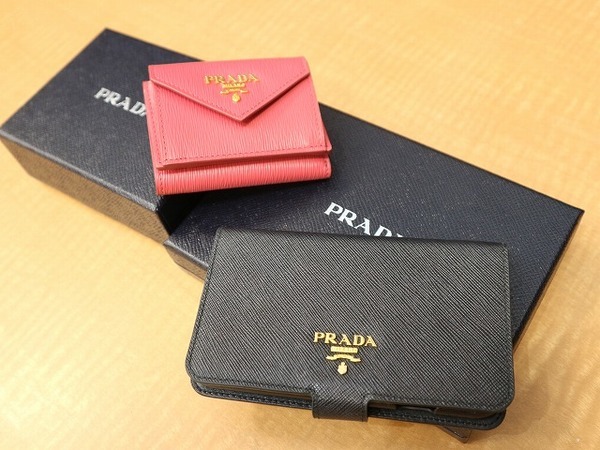 PRADA/プラダから、スマートフォンケース、３つ折財布のご紹介です 