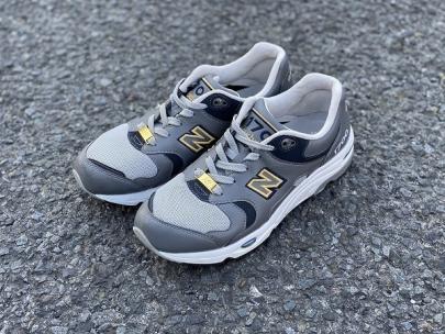 「スニーカーのNEW BALANCE 」