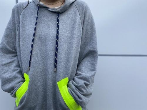 Maison Margiela 1/メゾンマルジェラ1】からネオンテーププルオーバー 