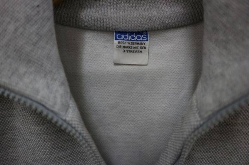 アディダスのナイキ