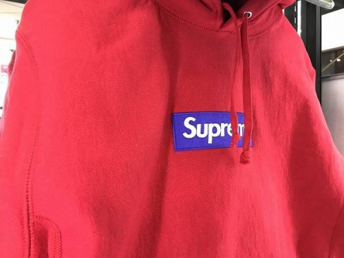 シュプリームのオフホワイト