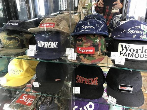 オフホワイトのナイキ