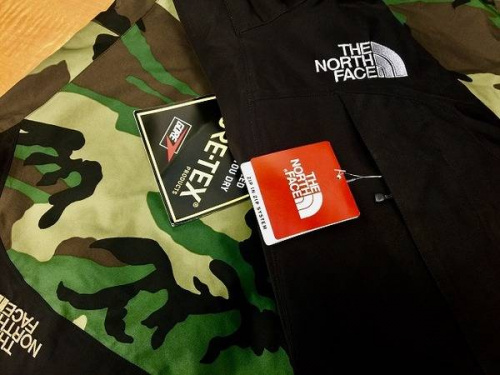 ノースフェイスのSUPREME