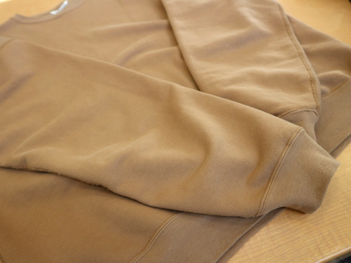 オーラリーのスウェット