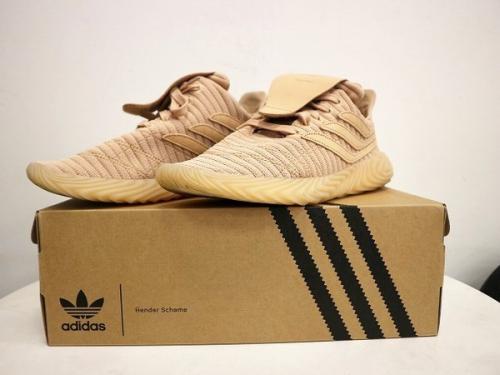 スニーカーのadidas