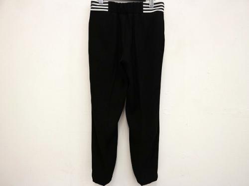 テーパードパンツのパンツ