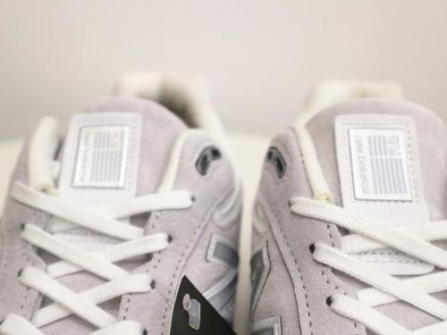 スニーカーのNB