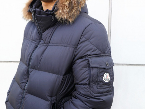 レアアイテムのMONCLER