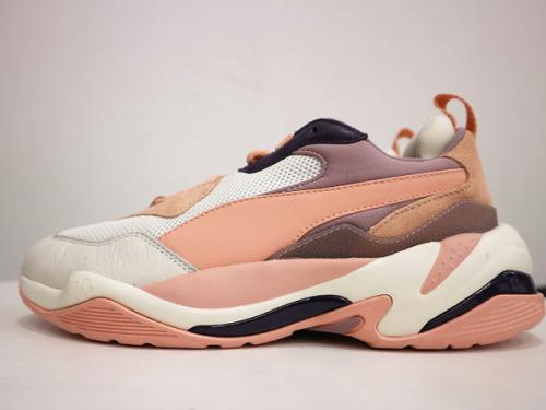 プーマのスニーカー