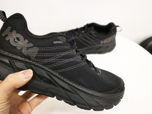 レアアイテムのHOKA ONE ONE