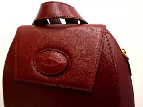 カルティエのターンロックレザーリュック