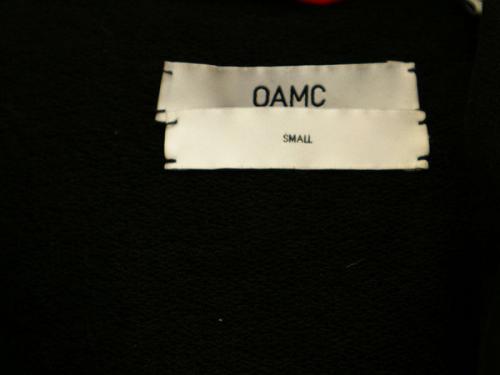 オーエーエムシーのオープンフロントフーディー