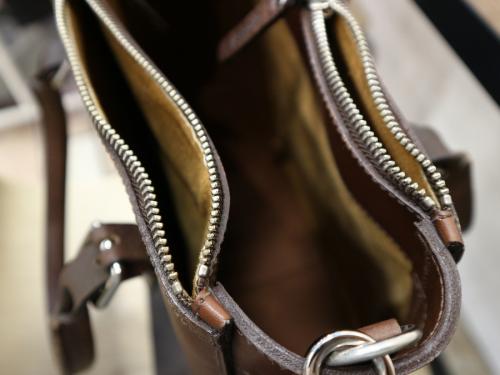 エム・ゼロ・エイト・ファイブ・ワンの2WAYレザーバッグ