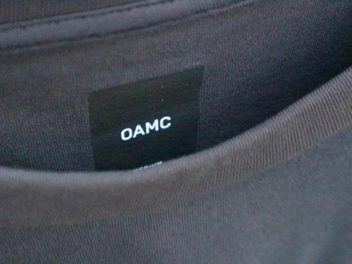 オーエーエムシーのTシャツ