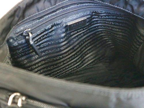 プラダのナイロンメッセンジャーバッグ