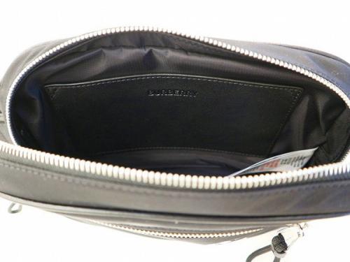 ボディバッグの小物